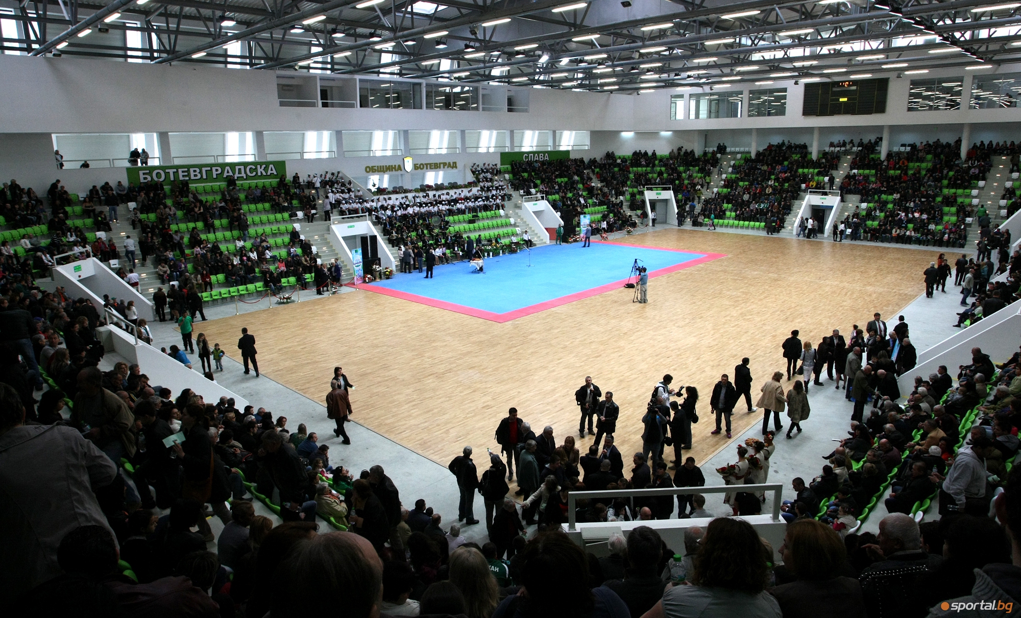 Новата мултифункционална спортна зала "Арена " бе отркрита в Ботевград