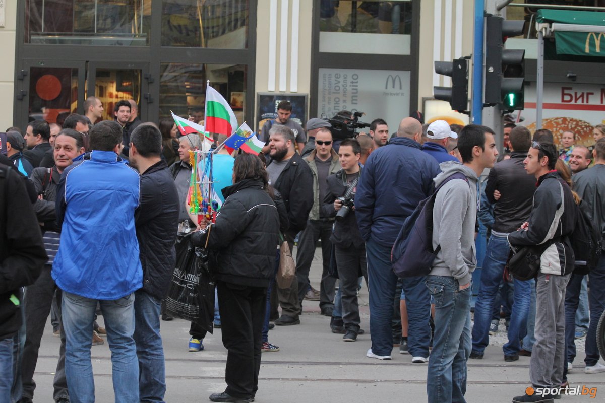 Стотина фенове на Левски се събраха на протеста
