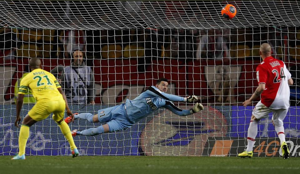 Бербатов с асистенция и отменен гол при победа на Монако