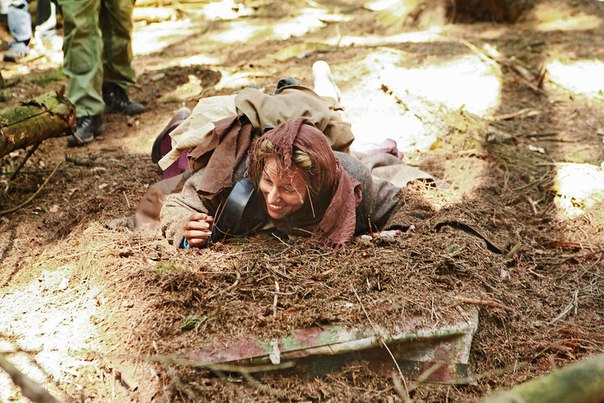 Доминика Цибулкова в ролята на партизанка