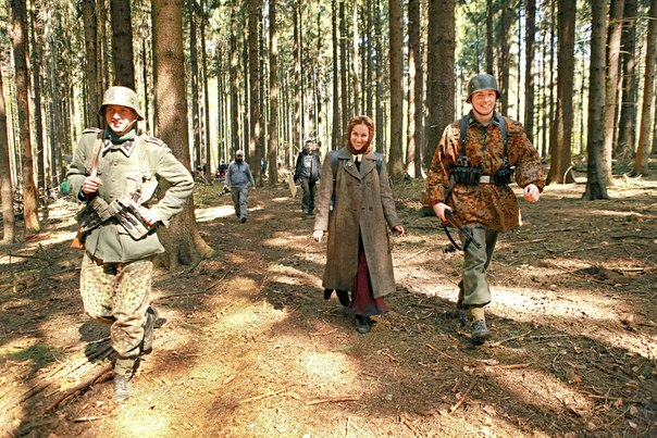 Доминика Цибулкова в ролята на партизанка