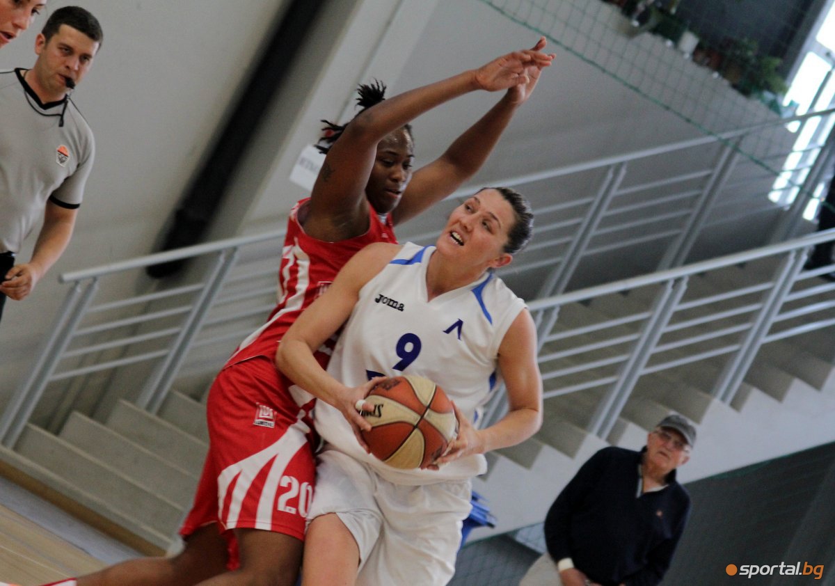 Левски обърна Нефтохимик и поведе в полуфиналите