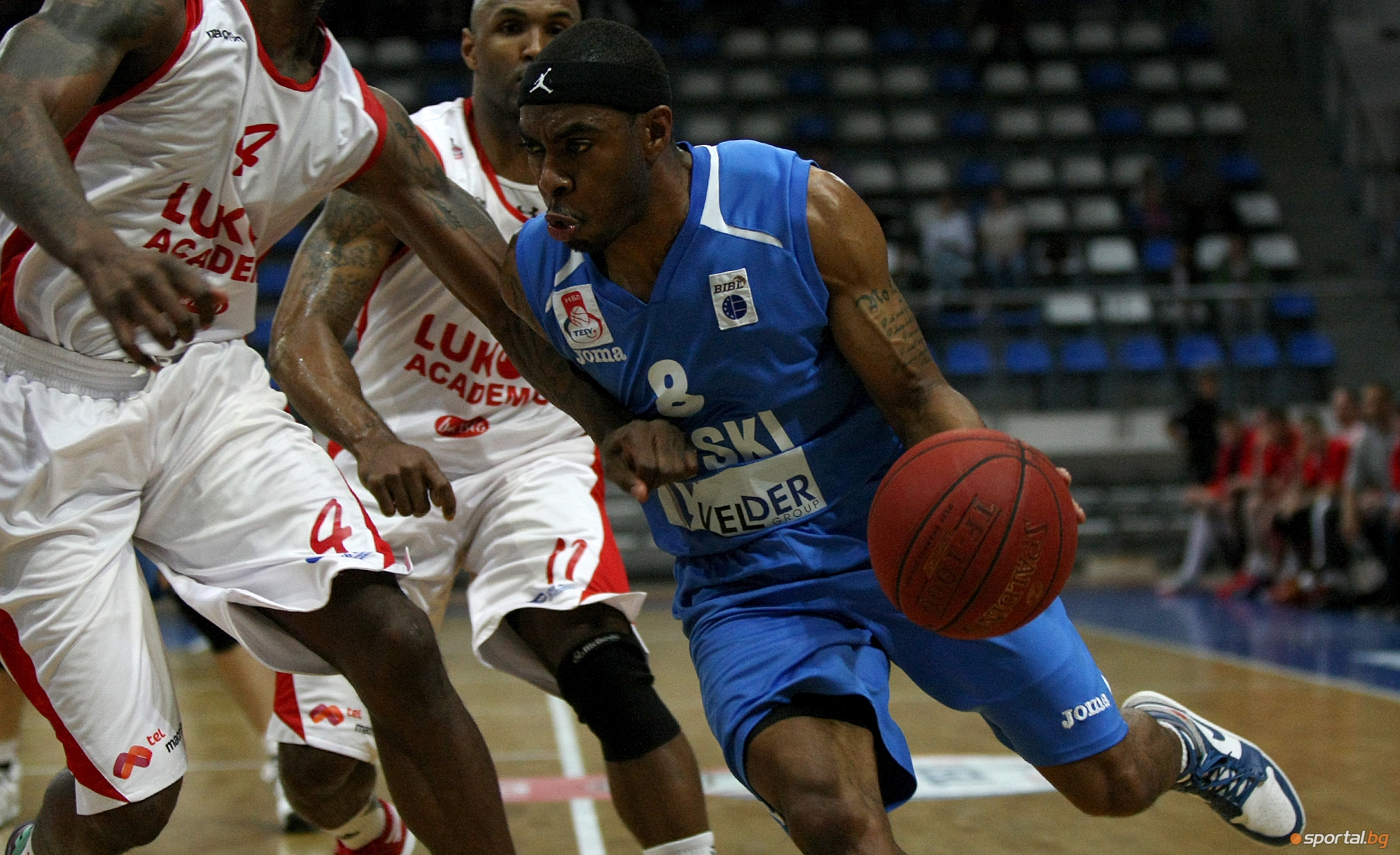 Левски удари Лукойл в края и изравни финалната серия