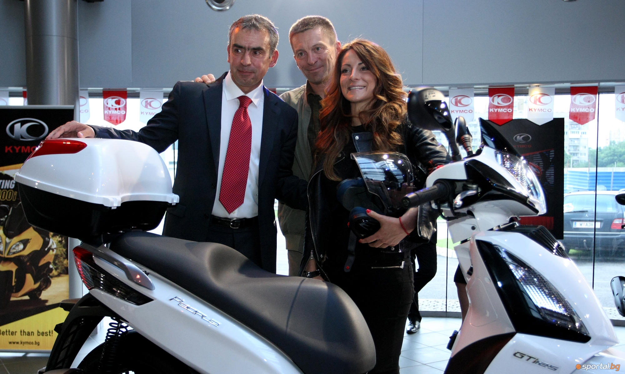 Представителите на фирма KYMCO за България подариха мотор на Сани Жекова