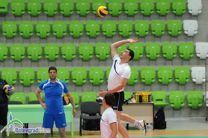 Волейболните национали с първа тренировка в "Арена Ботевград"