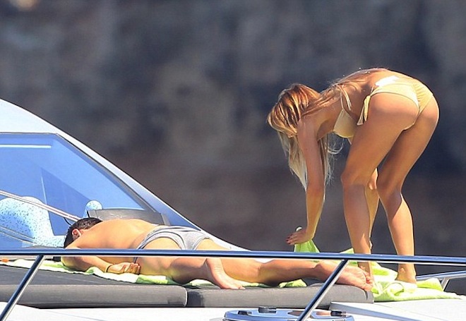 Марио Гьотце по голо дупе на яхта