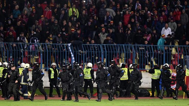 Ексцесиите по трибуните на стадиона в Братислава