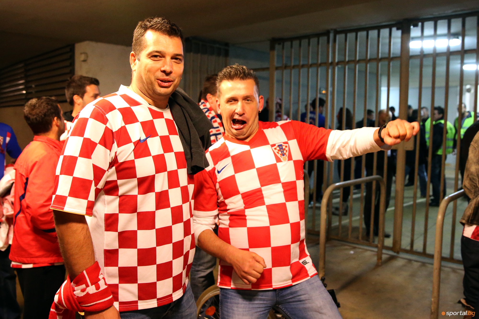 Вижте надъханите хърватски фенове на път към "Васил Левски"