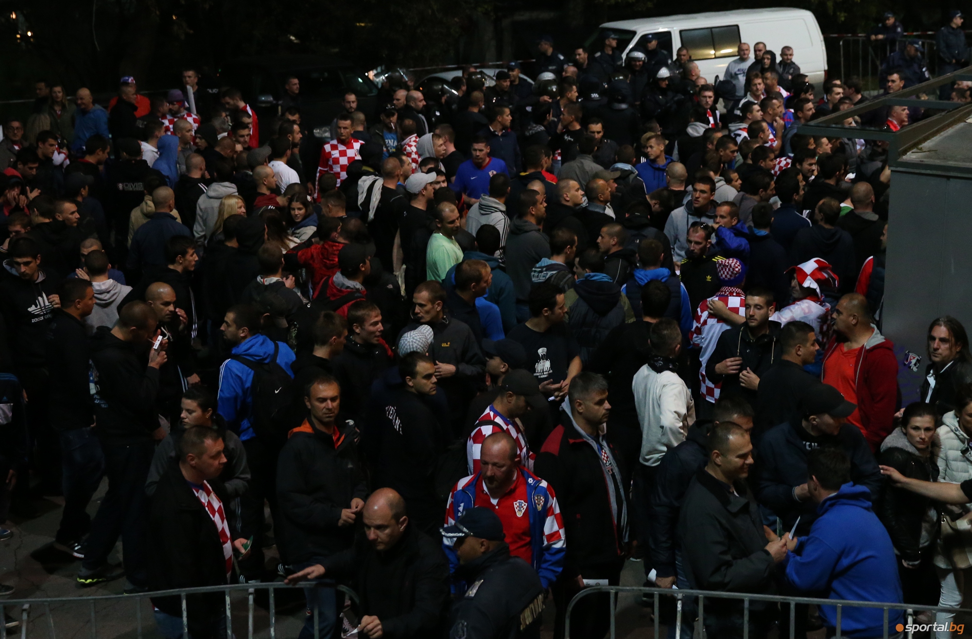 Вижте надъханите хърватски фенове на път към "Васил Левски"