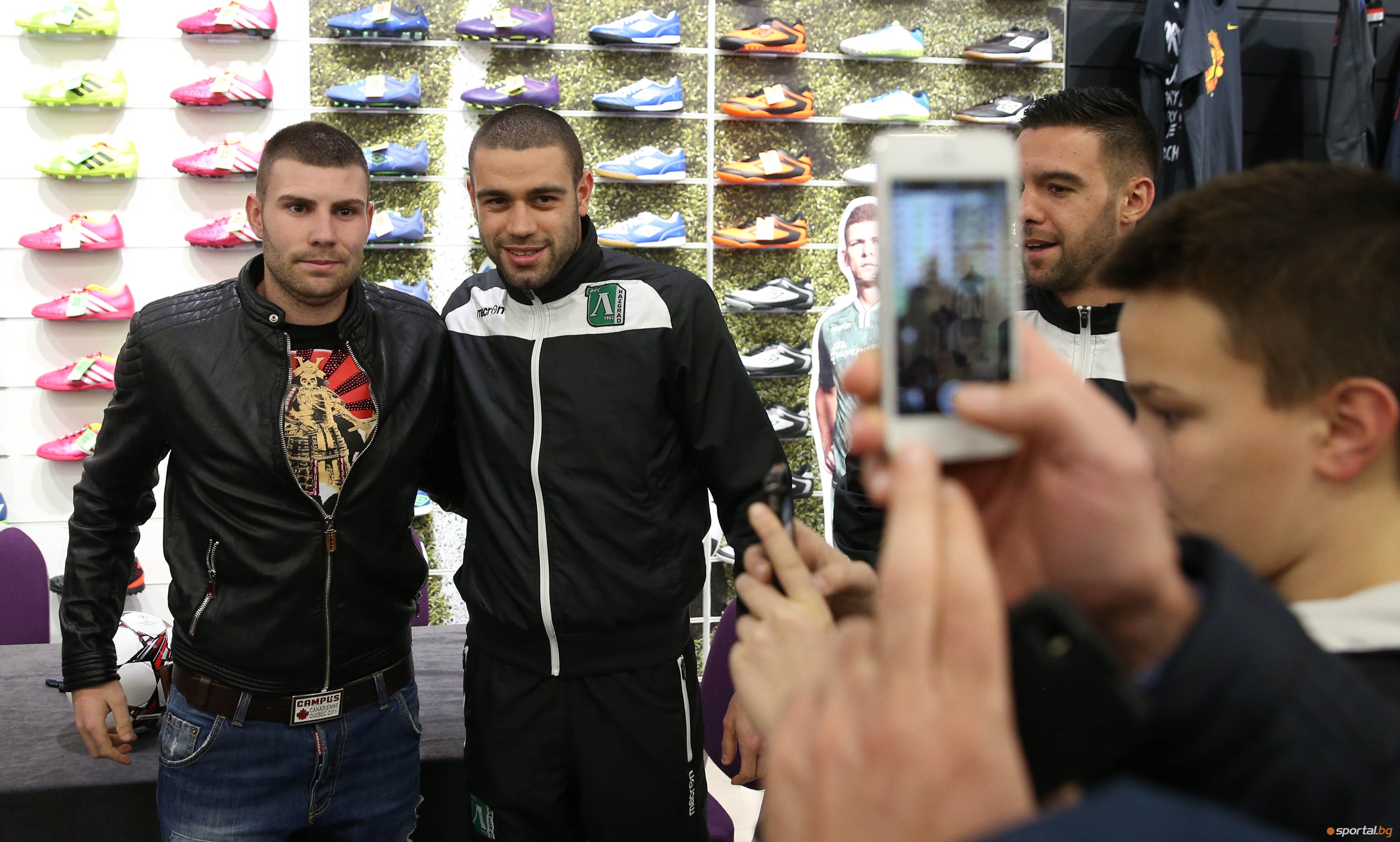 Футболисти на Лудогорец раздаваха автографи в столичен мол