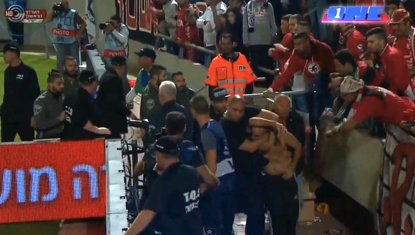 Футболисти и фенове се млатиха по време на дербито на Тел Авив