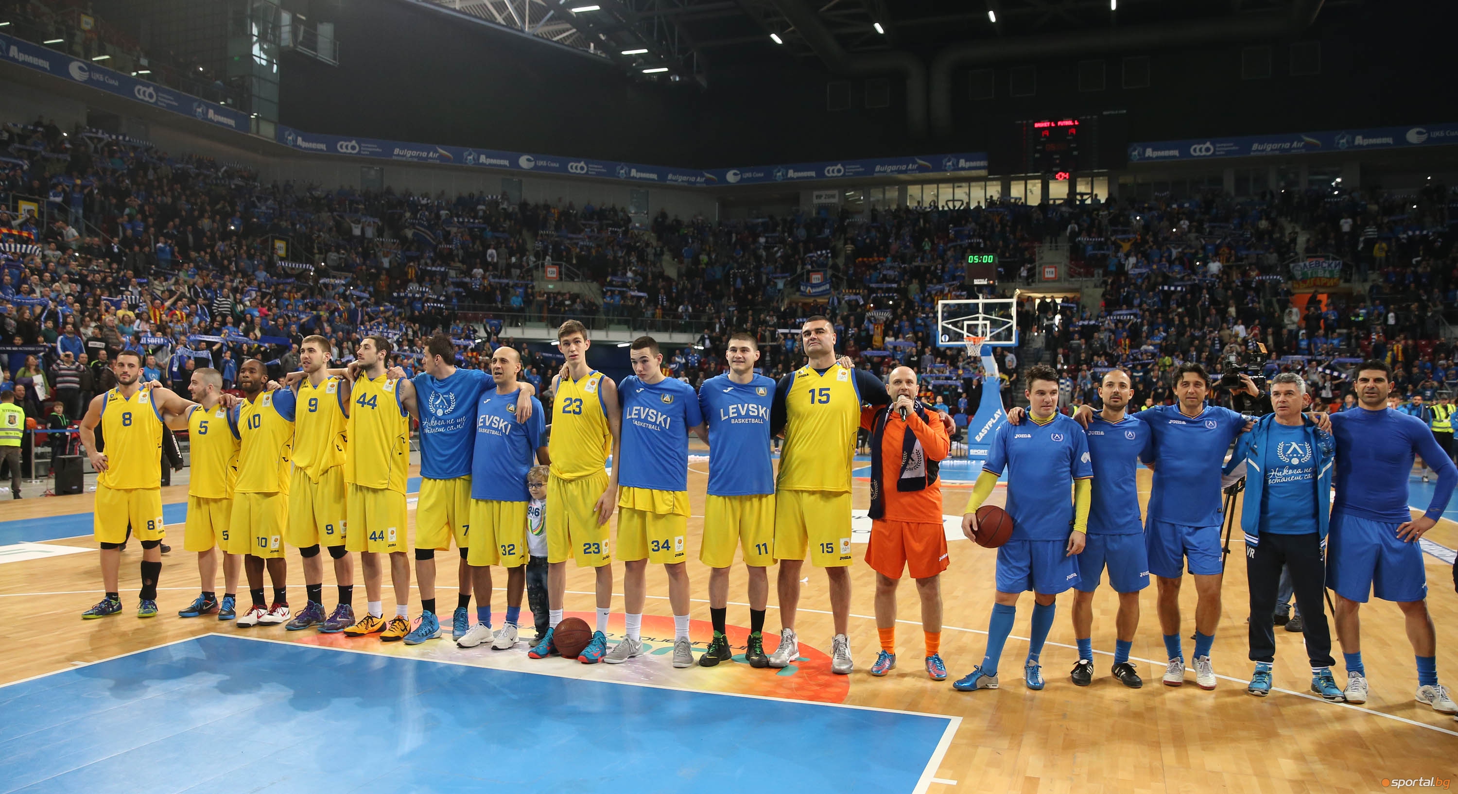 Футболисти и баскетболисти с историческо шоу в подкрепа на БК Левски
