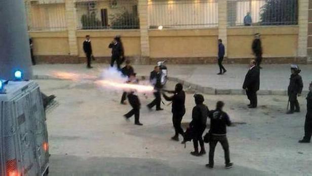 Десетки убити при сблъсъци между фенове и полиция в Египет