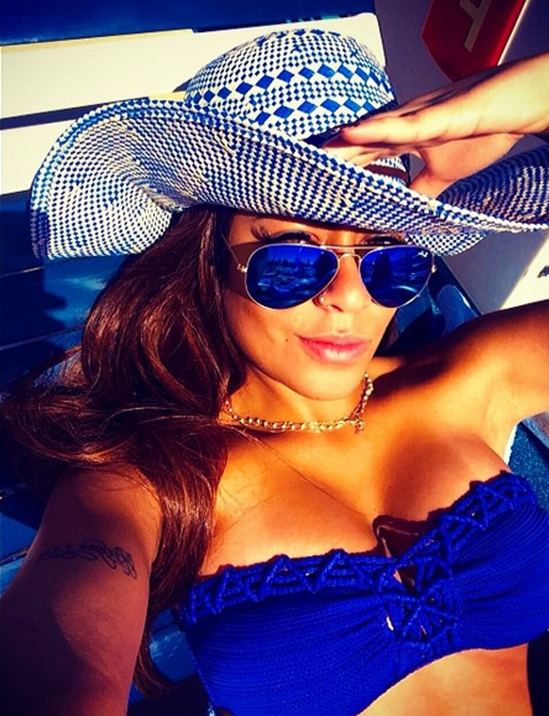 Три сексапилни футболни сестри