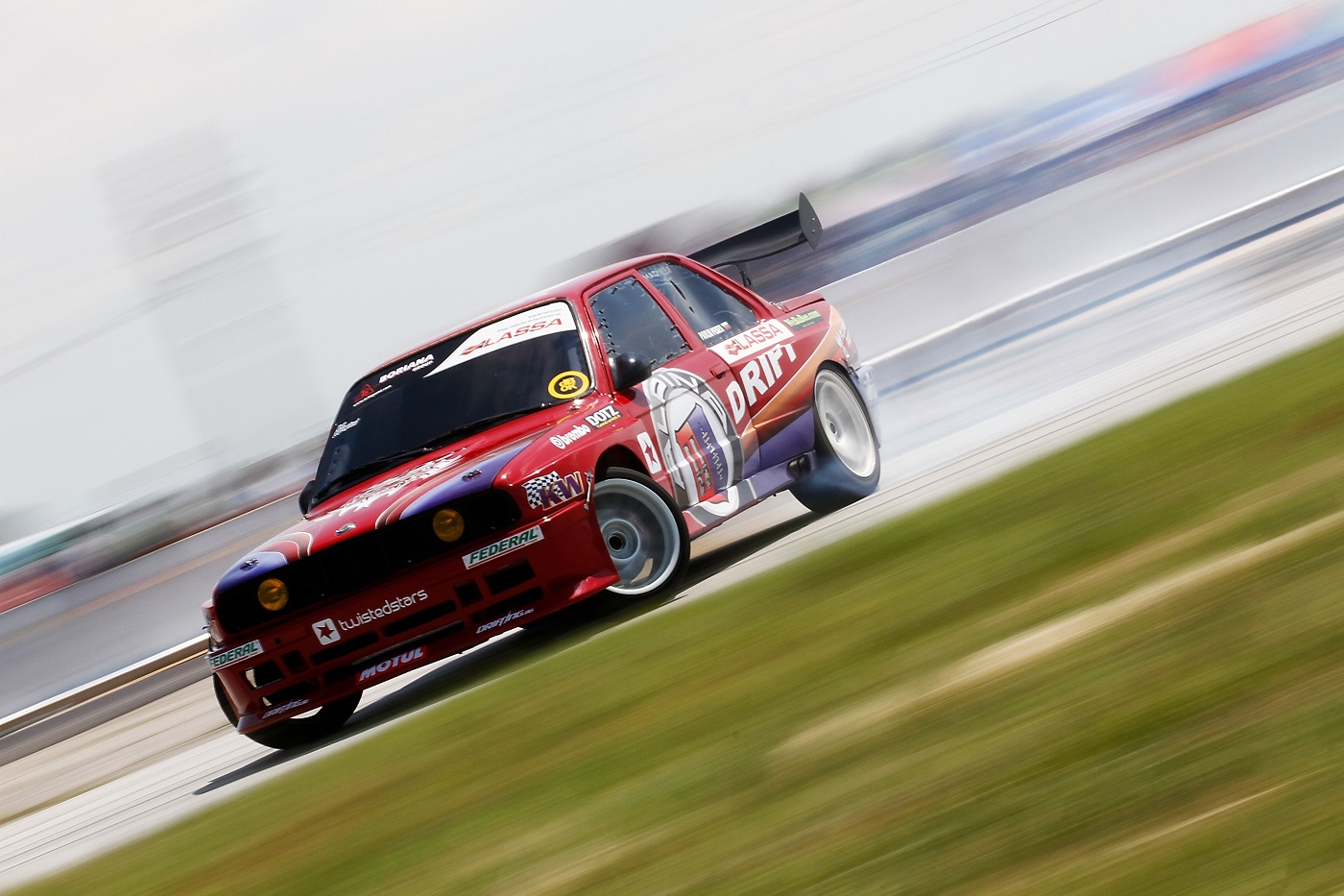 С рев на двигатели стартираха надпреварите на обновената писта Дракон