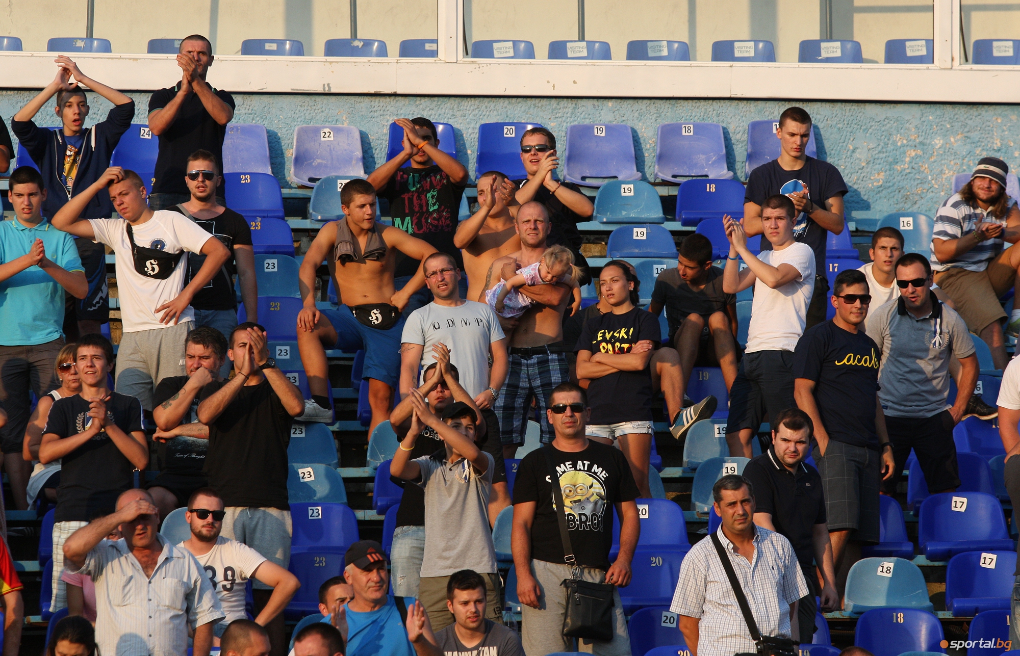 Фенове на Левски подкрепиха футболистите по време на тренировката им