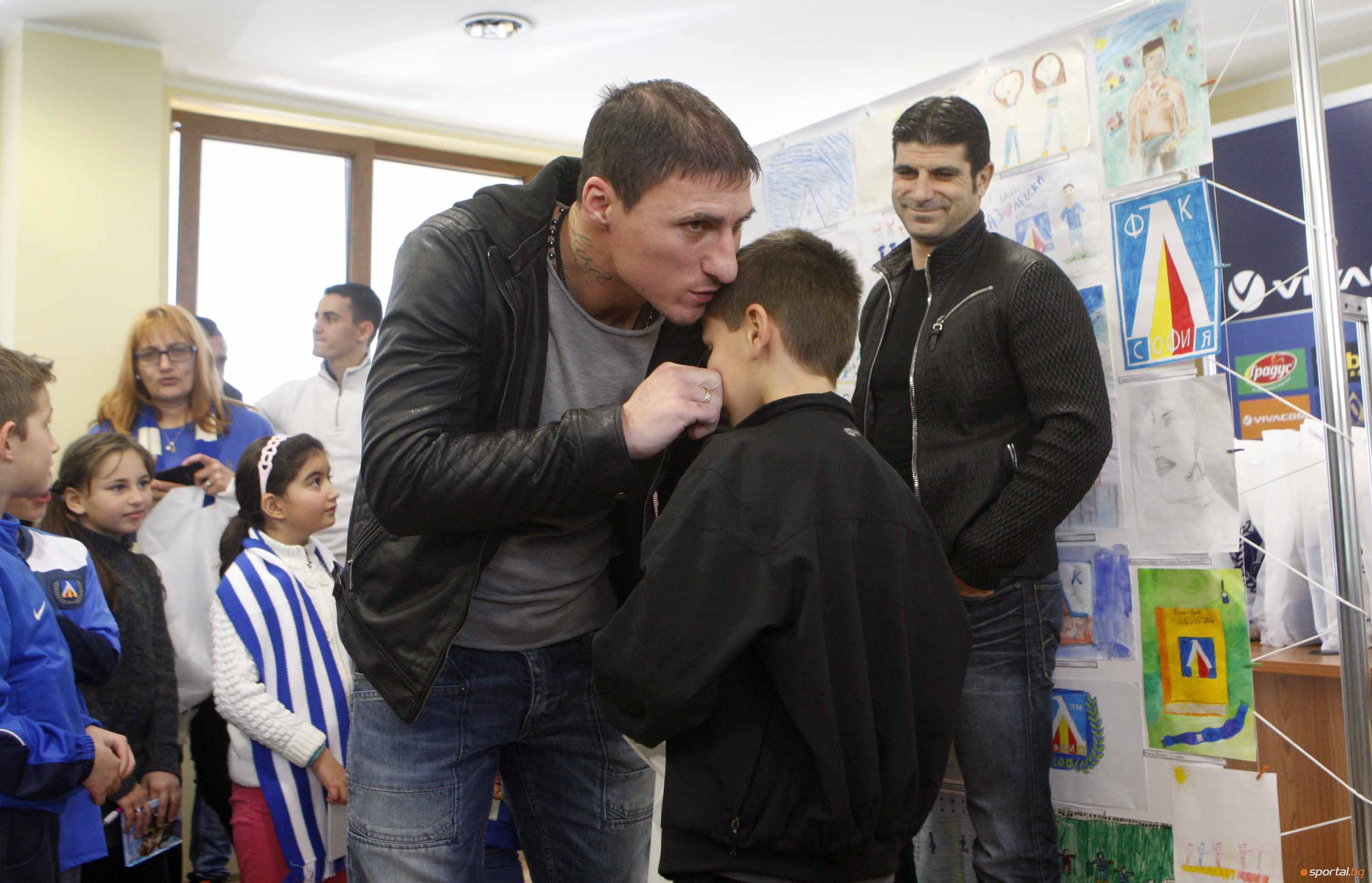 Футболисти наградиха деца от конкурса "Какво е Левски за мен"