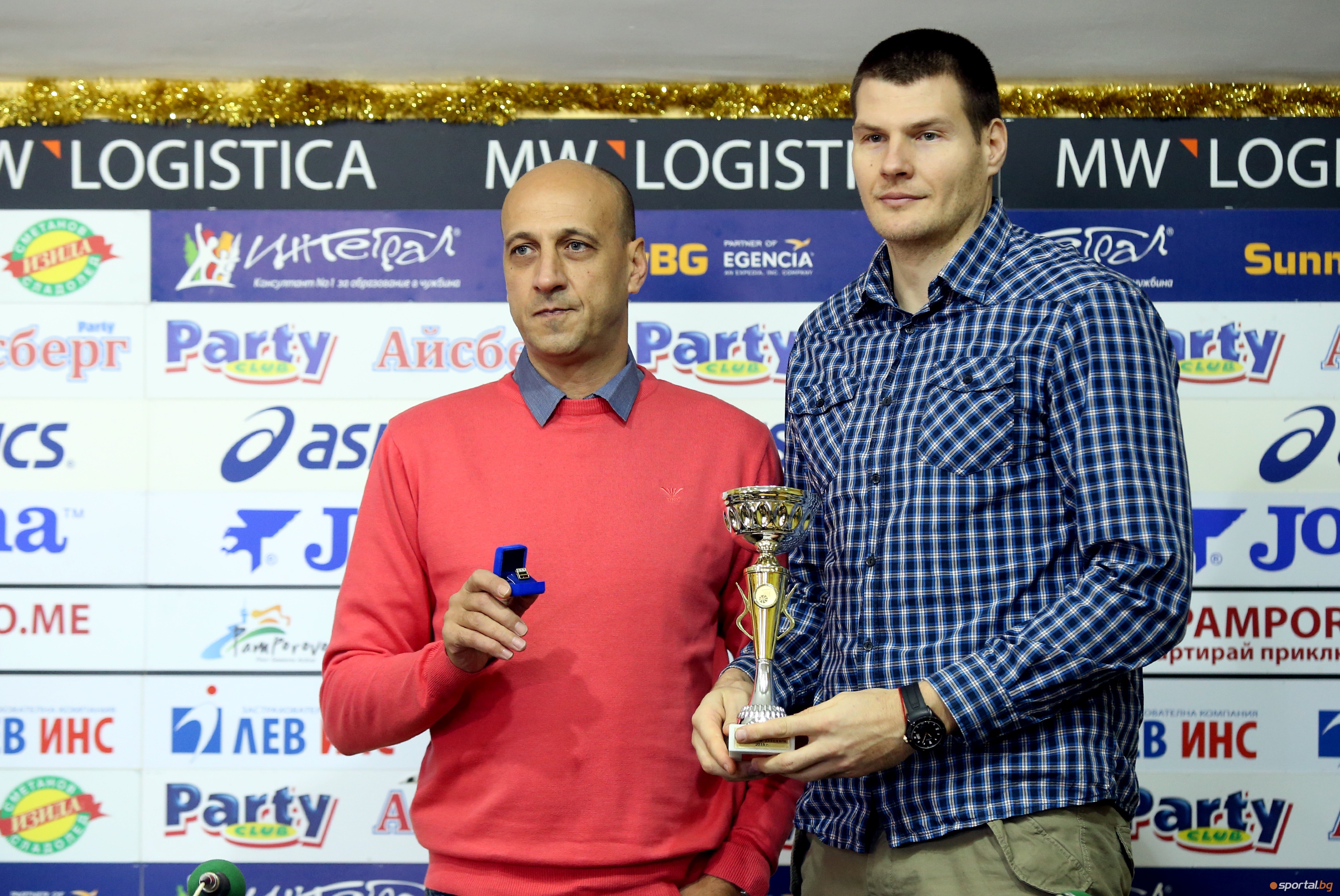 Лукойл Академик с награди за отбор и треньор за месец декември