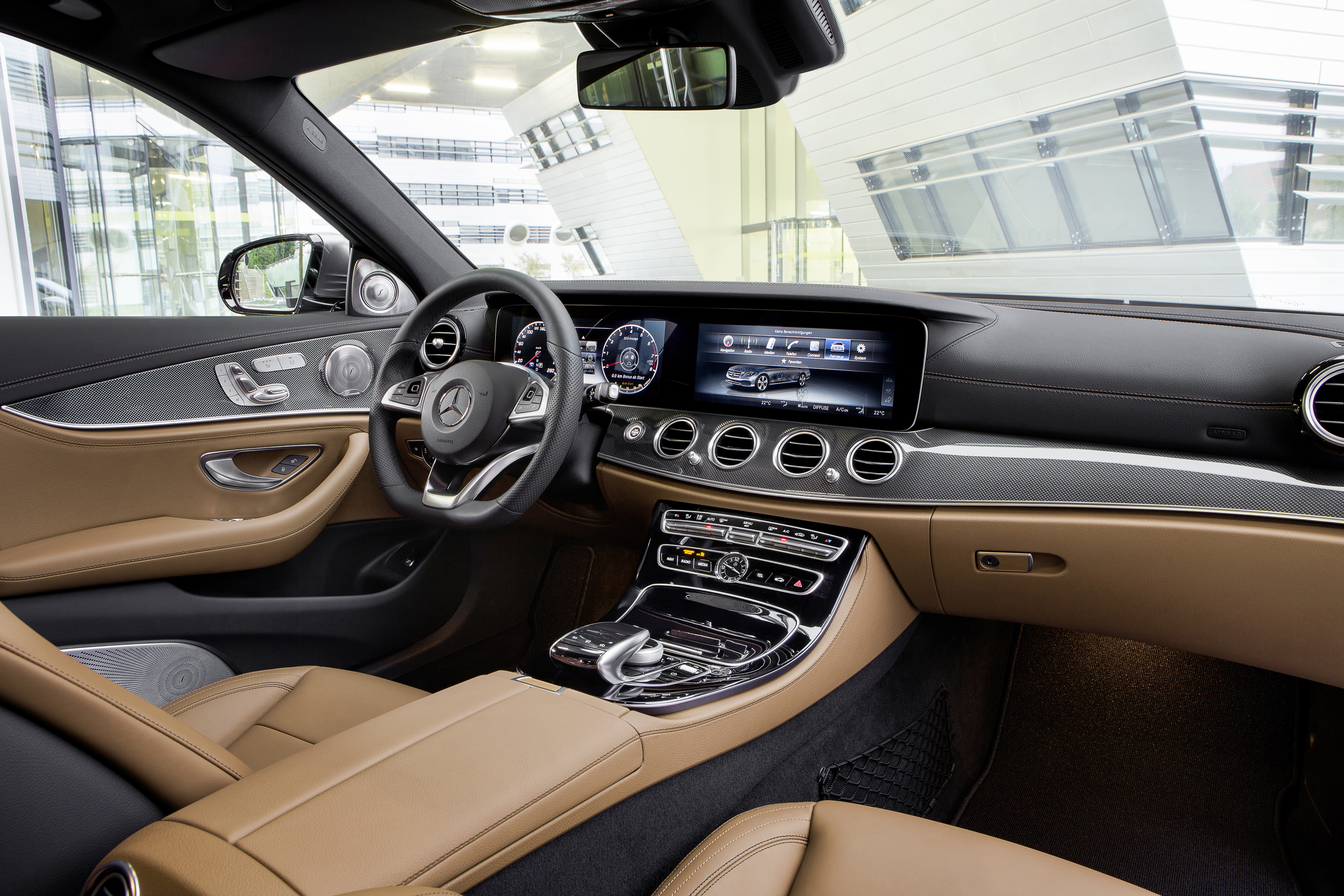 Mercedes: E-Class e най-интелигентната бизнес лимузина