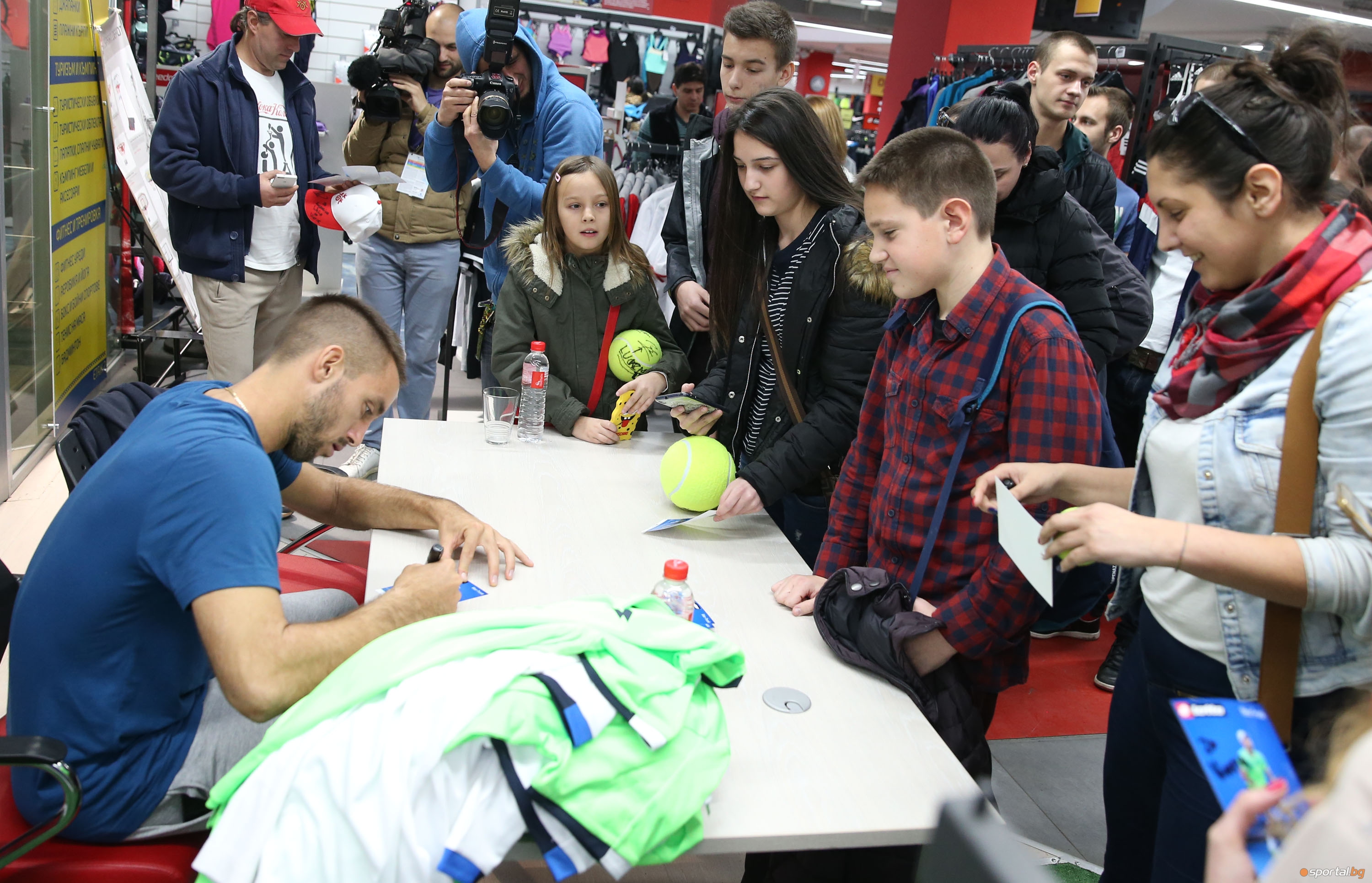 Виктор Троицки се срещна с фенове и раздаде автографи в магазин Sport Depot