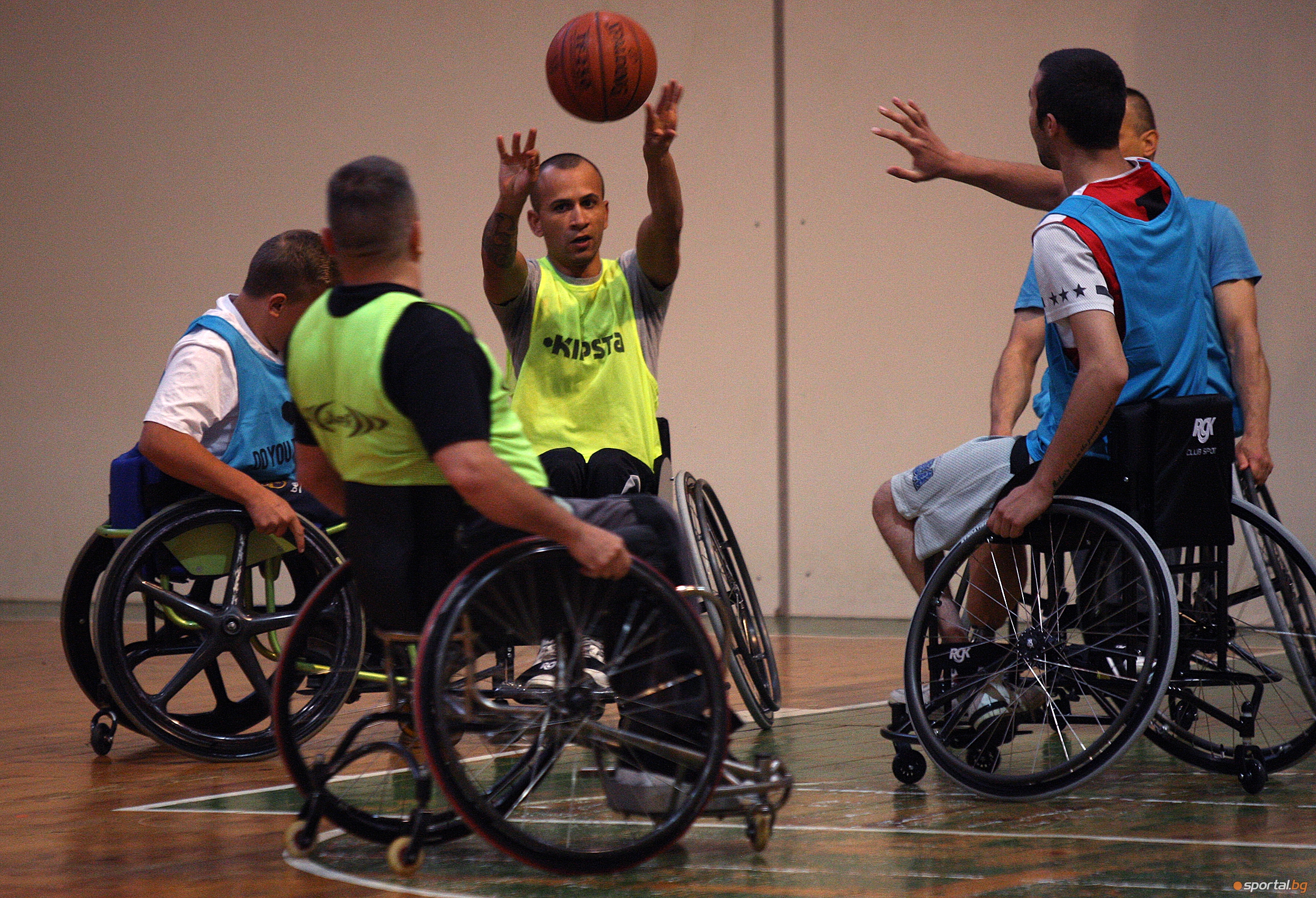 Красен Кралев връчи инвалидни колички за баскетбол на спортисти в неравностойно положение