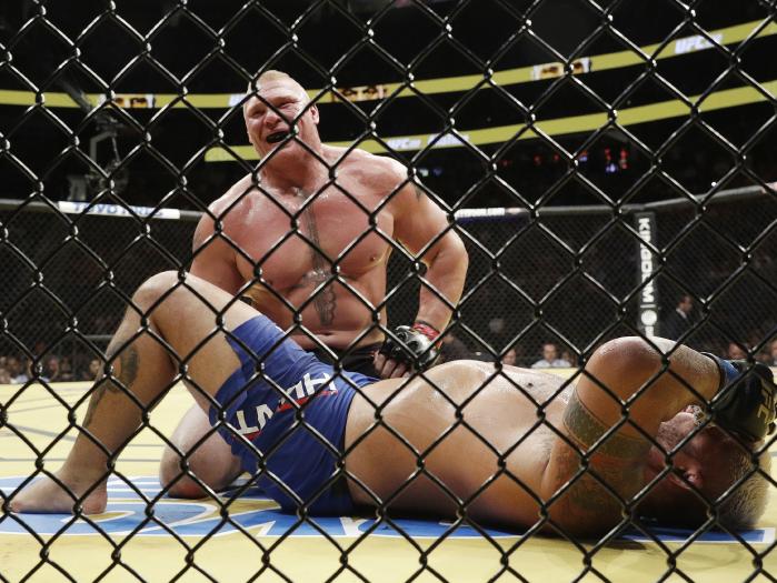 Брок Леснар се завърна с победа в UFC