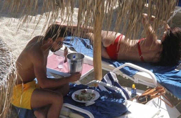 Адриана Лима на плаж със Сами Кедира
