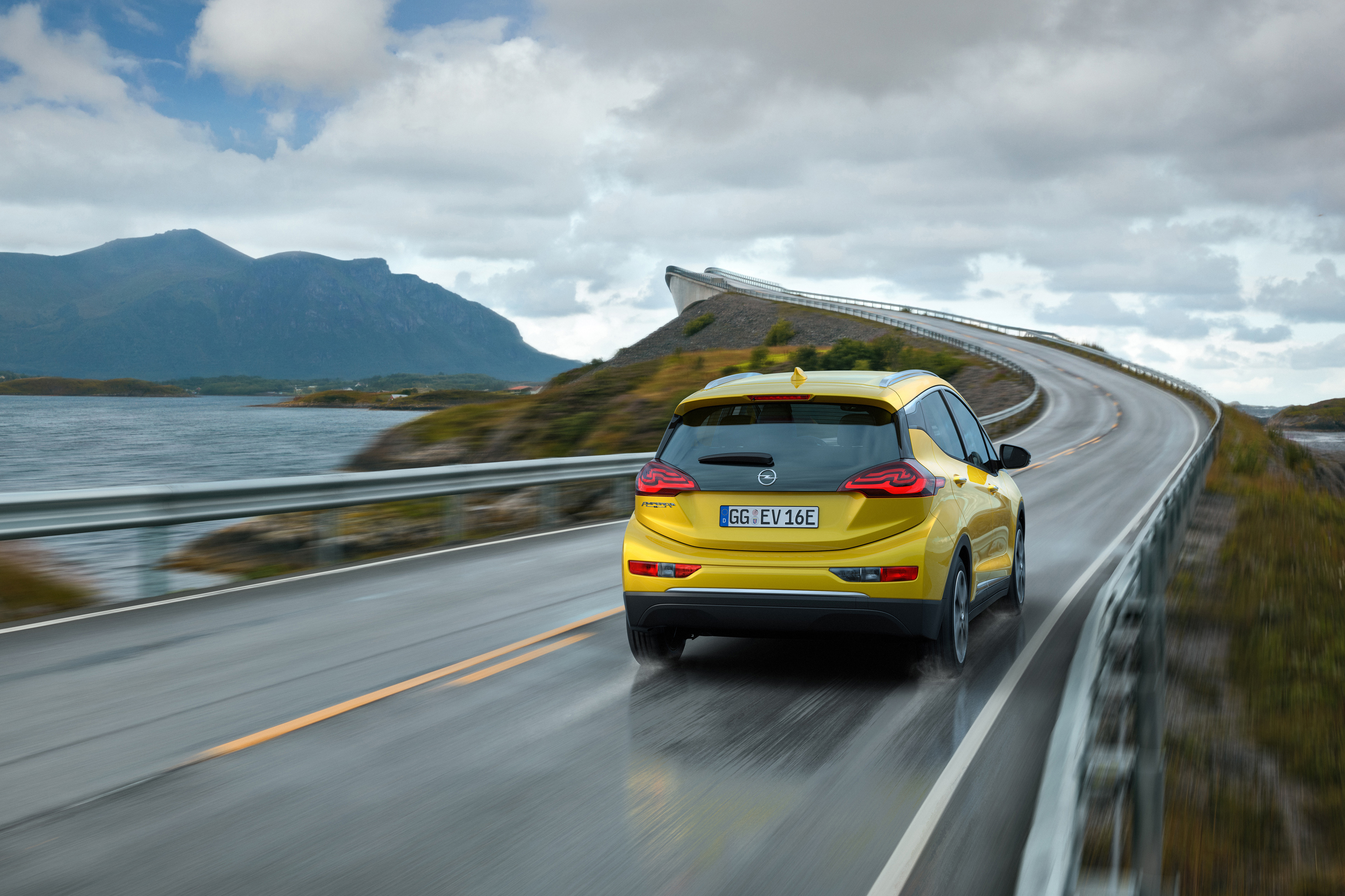 Opel Ampera-e прави революция: 400 км автономен пробег