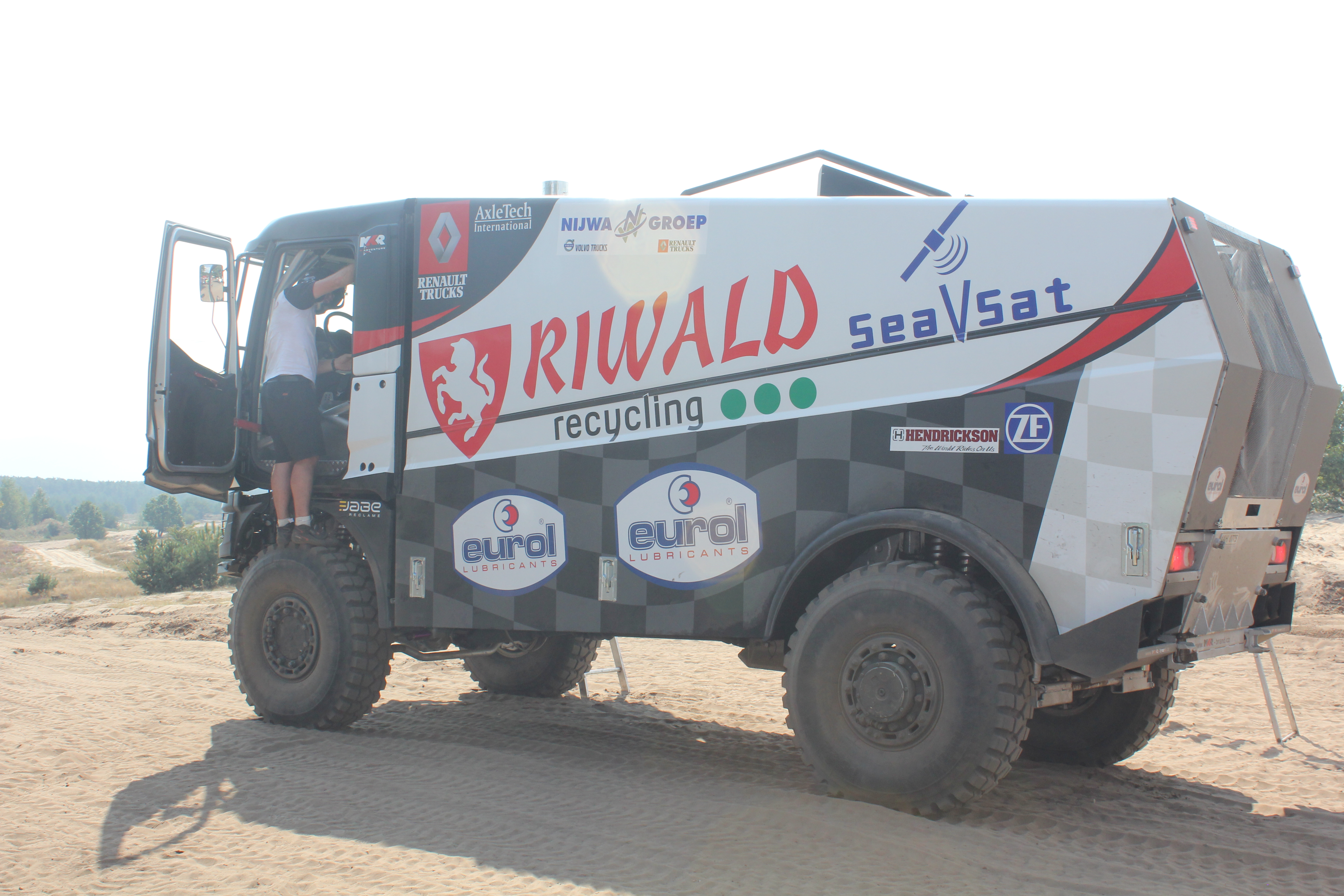 Renault разкри как създава камионите си за Dakar
