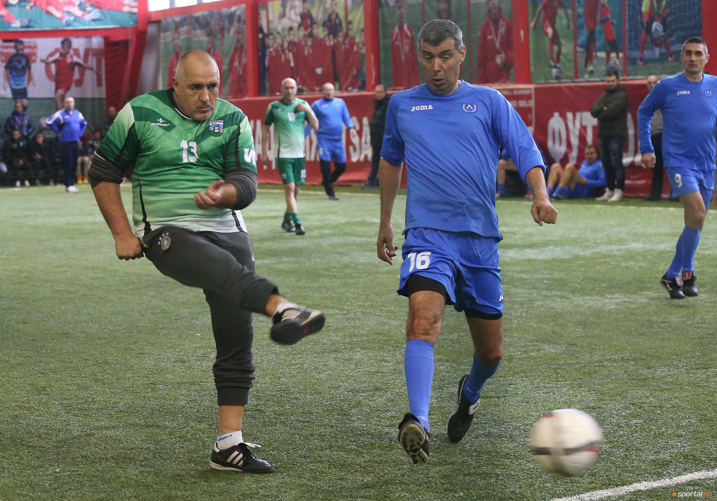 Бойко Борисов и футболни ветерани се събраха на традиционния коледен турнир в София