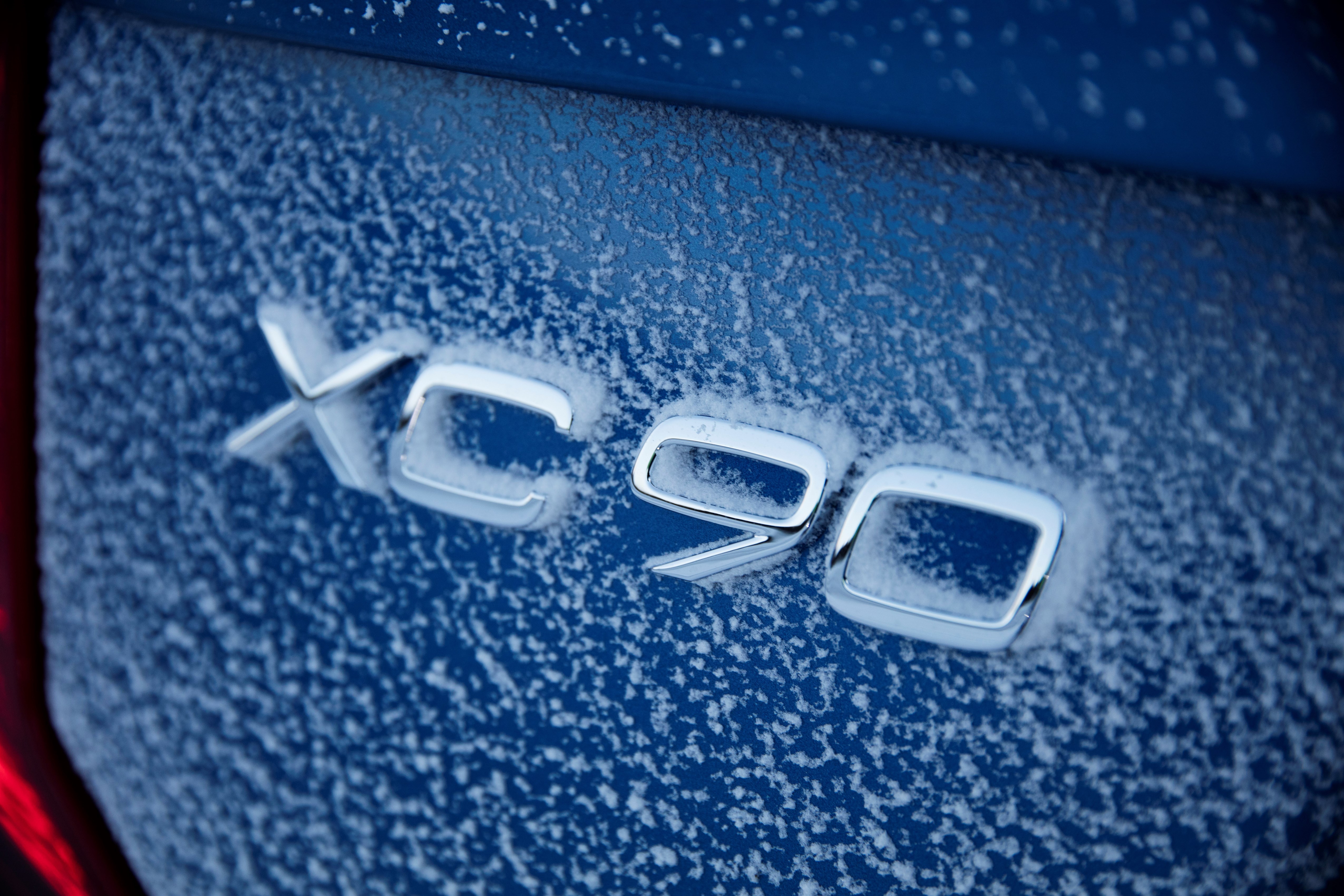 Volvo чества юбилей с тест-драйв върху сняг и лед