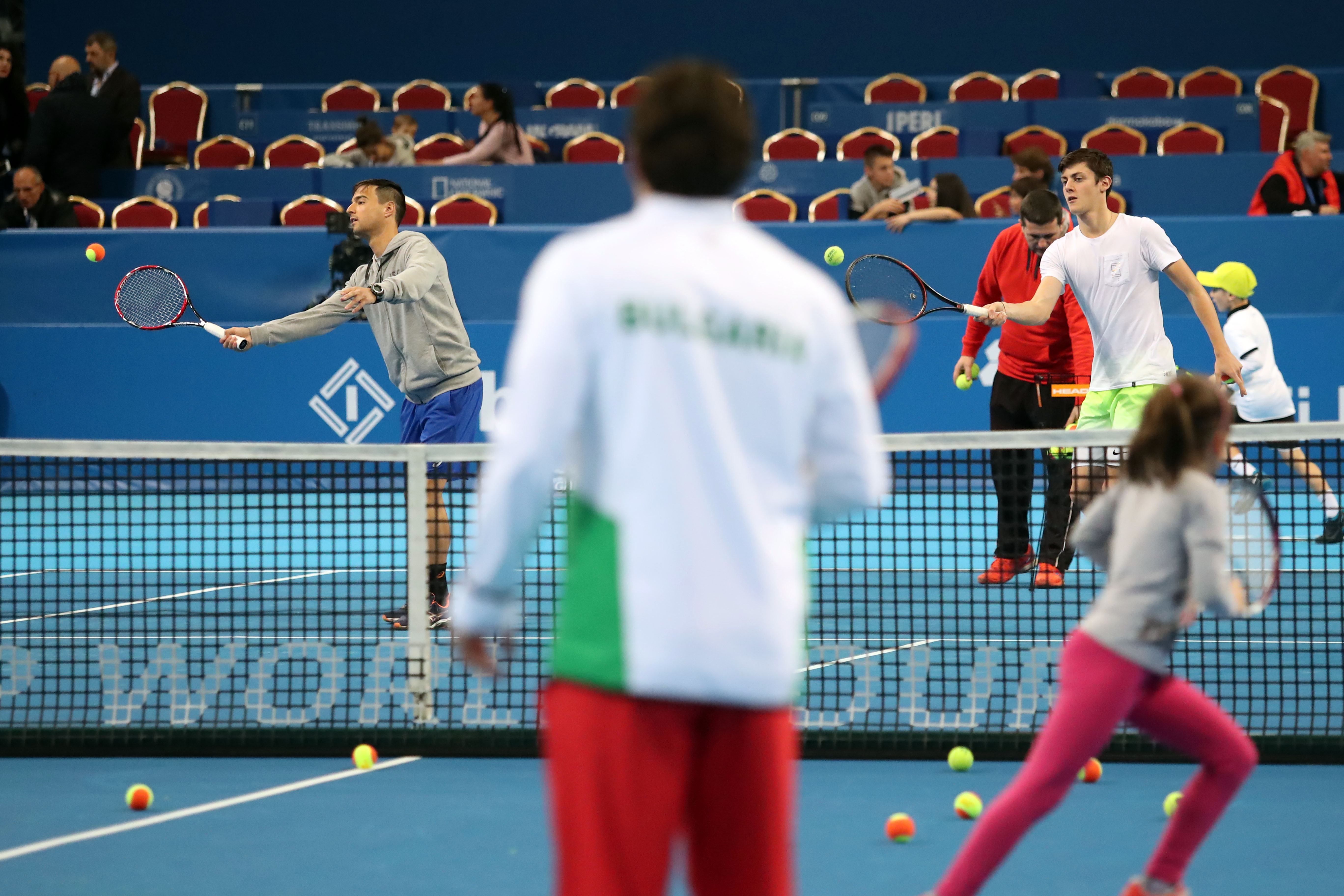 Кузманов и Лазаров играха с деца от програмата "Тенисът, спорт за всички"