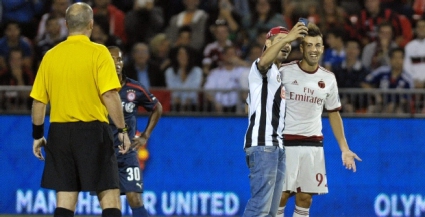 Фен си направи "селфи" с Фараона (снимки)