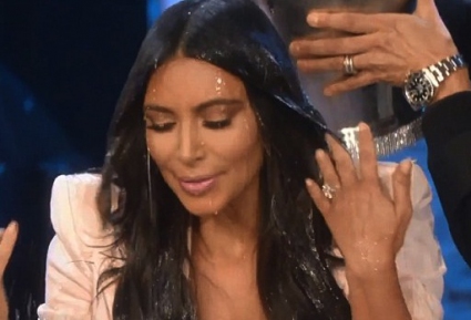 ТВ водеща изля кофа с вода върху Ким Кардашян