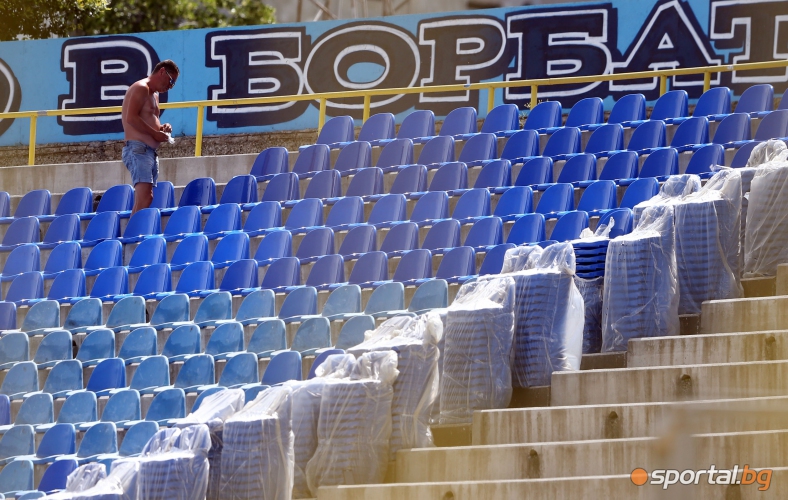  Започнаха слагането на седалки на стадион 