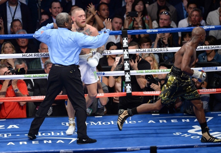  Флойд Мейуедър завоюва Битката на годината, откакто победи с механически нокаут Конър Макгрегър в 10-ия рунд 