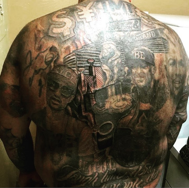  Флойд Мейуедър се похвали с татуировките на почитателите си 