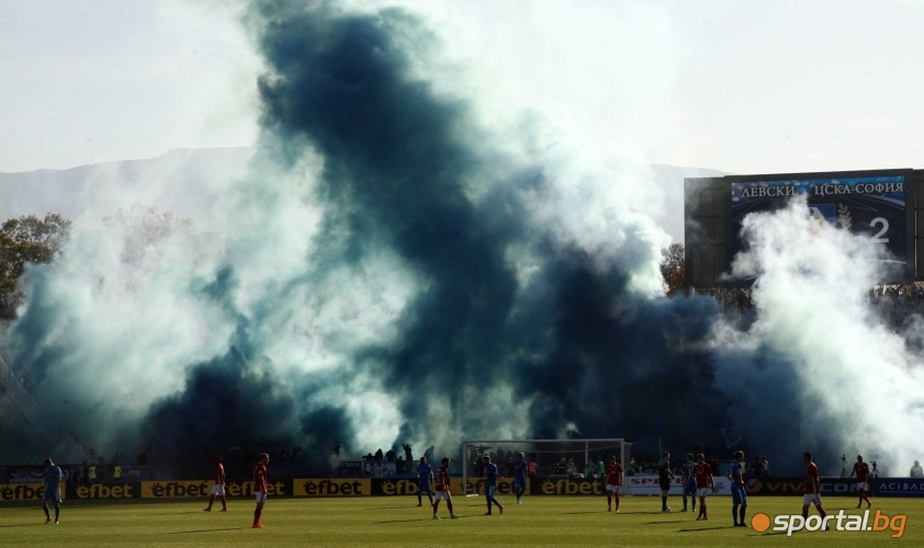  Феновете на Левски по време на дербито 