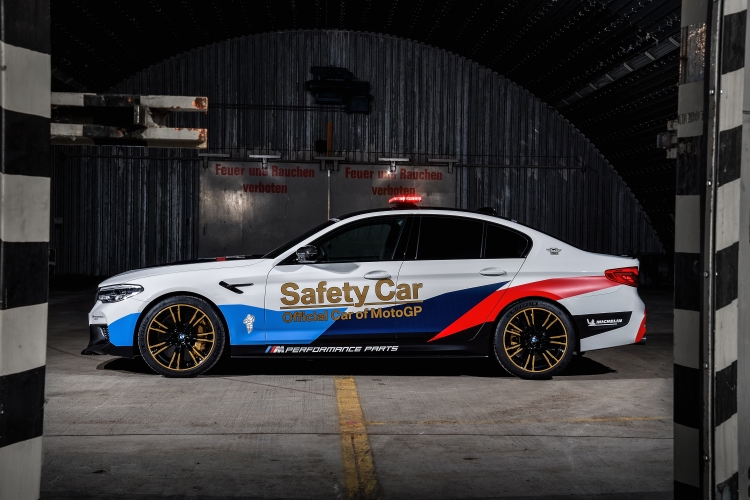 BMW показа новата кола за сигурност на MotoGP
