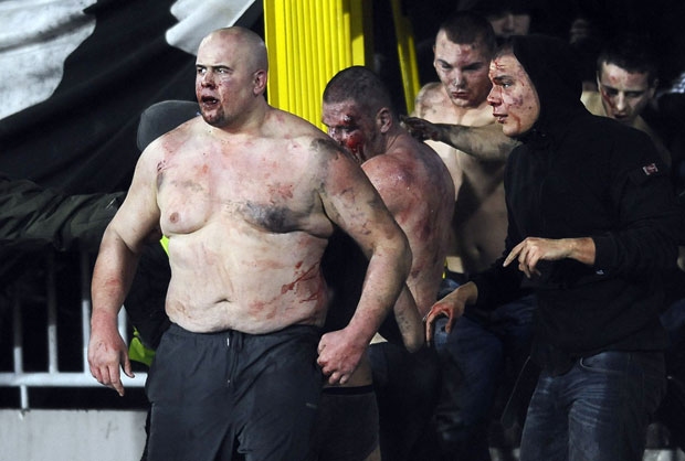  Батални подиуми на трибуните по време на Партизан - Цървена звезда 