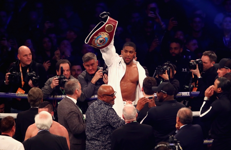  Джошуа победи Паркър пред 75 000 в Кардиф 