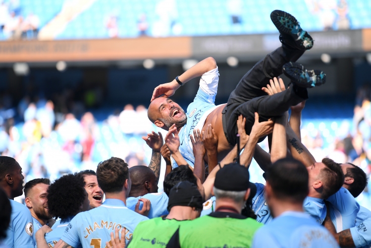  Манчестър Сити чества купата 