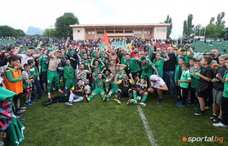 Ботев (Враца) вдигна купата на втора лига