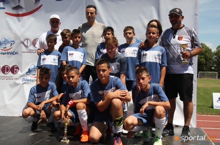  Димитър Бербатов награди спечелилия в 