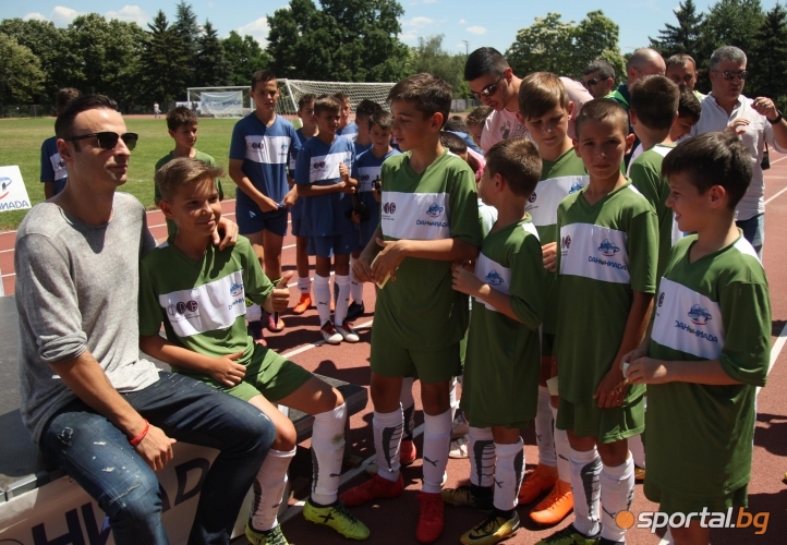  Димитър Бербатов награди спечелилия в 