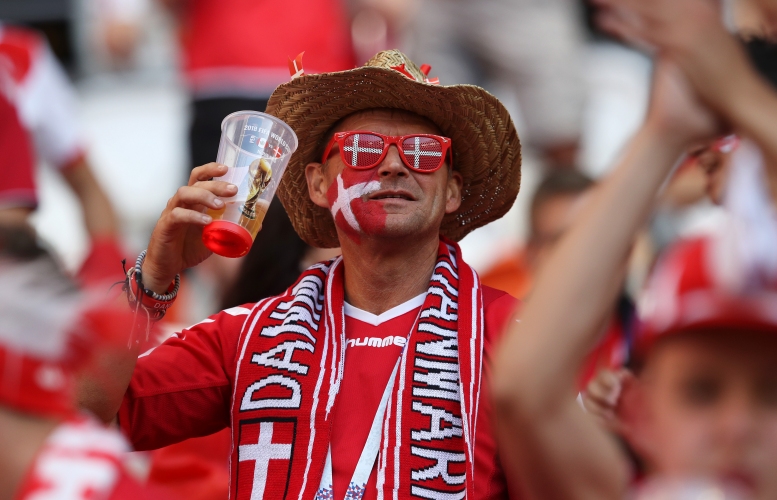 Феновете на Дания на мача с Перу