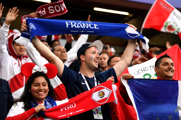 Феновете на Франция срещу Перу