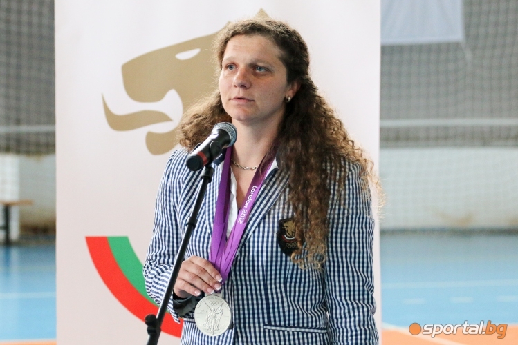 Стефка Костадинова връчи олимпийския медал на Милка Манева