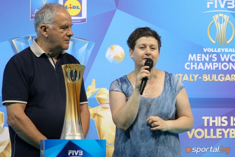 Данчо Лазаров и шефът на LIDL показват трофея от Световното първенство по волейбол