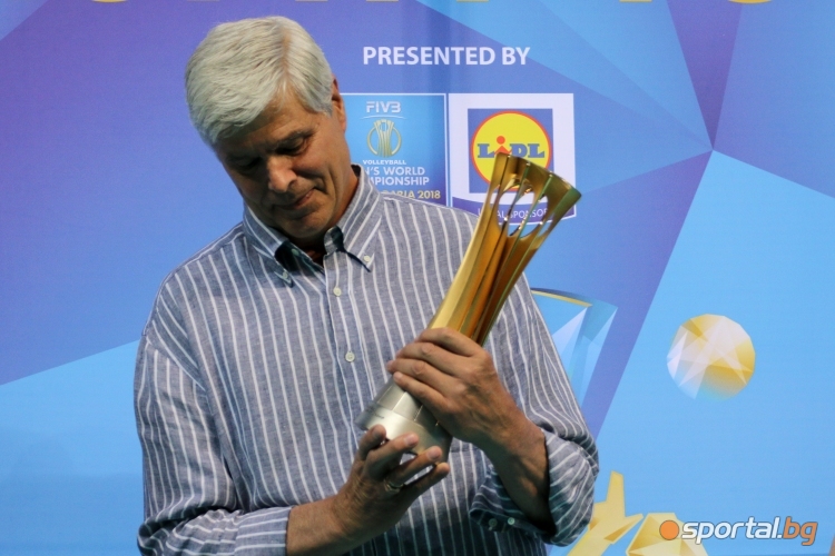 Данчо Лазаров и шефът на LIDL показват трофея от Световното първенство по волейбол